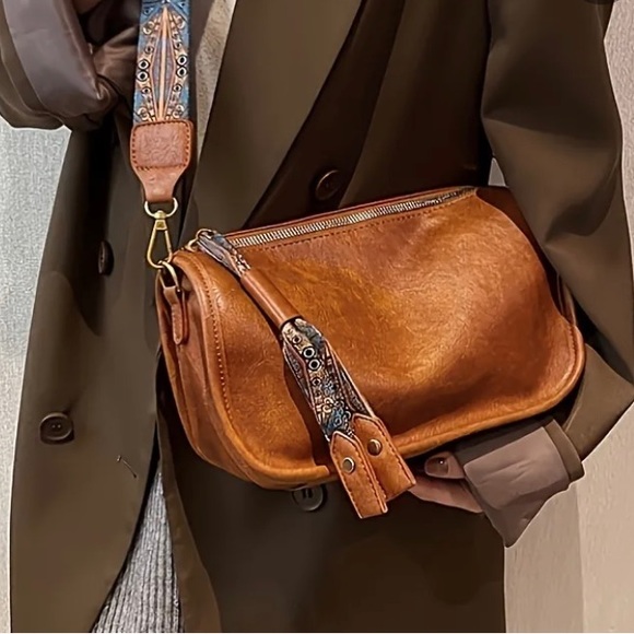 Boho strap zippered crossbody - Picture 2 of 3